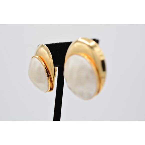 Vintage Clip On Earrings White Faux Pearl Shiny Gold Tone Chunky 1980s BinAV - Picture 3 of 12